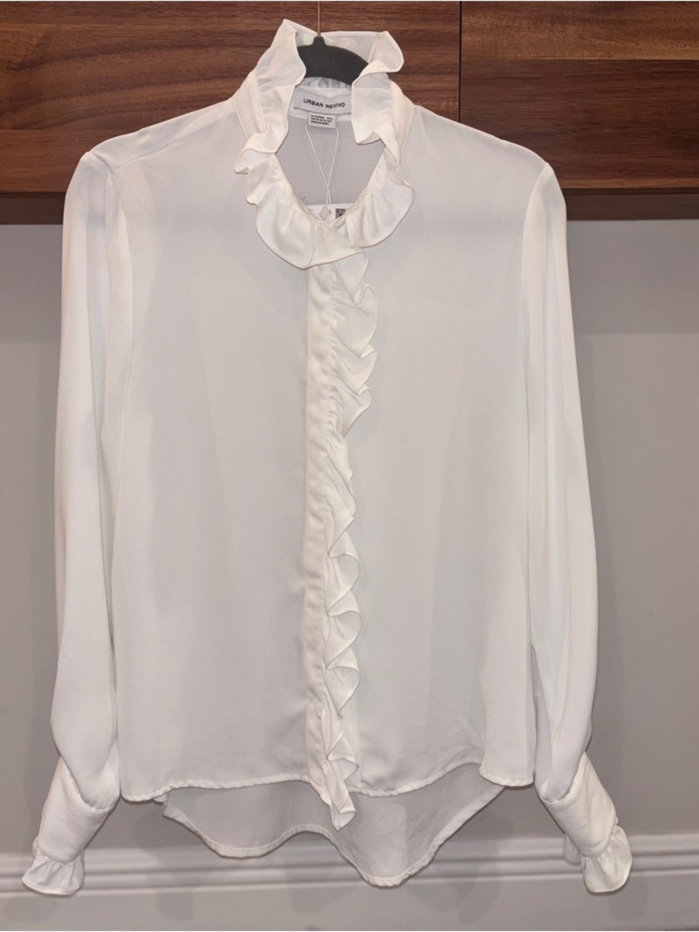 NWT “Urban Revivo” Ruffle Front Blouse in white. Lightweight polyester 🤍size 6